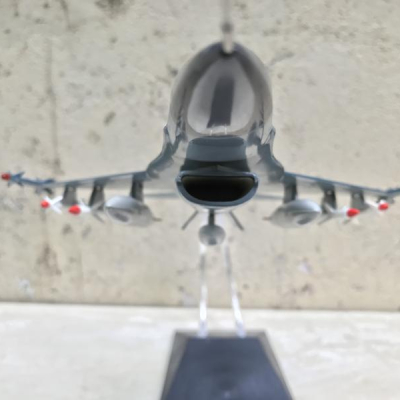 Mô hình Máy báy Tiêm kich F-16 tỷ lệ 1:72