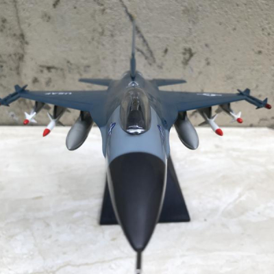 Mô hình Máy báy Tiêm kich F-16 tỷ lệ 1:72