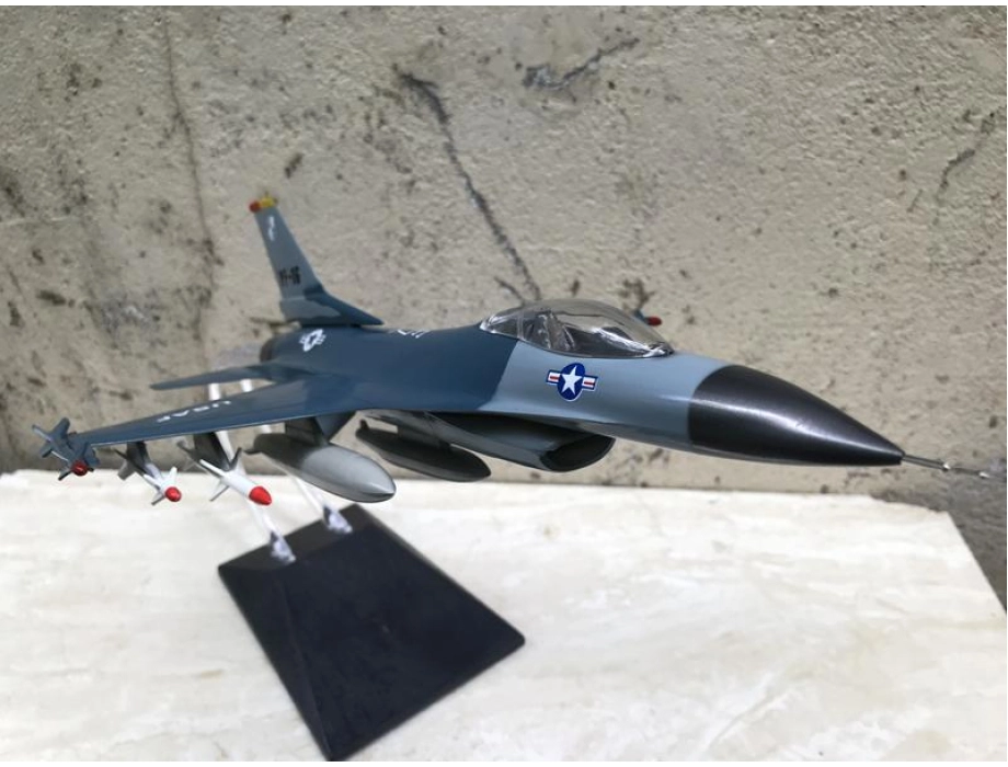 Mô hình Máy báy Tiêm kich F-16 tỷ lệ 1:72