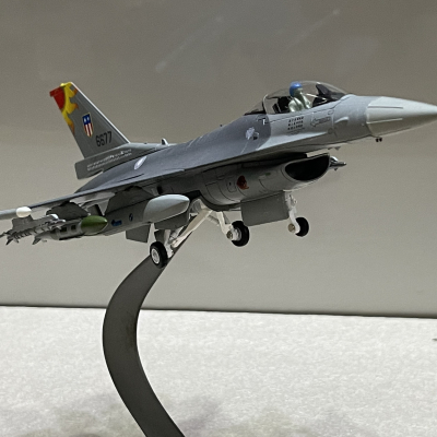 ​Mô hình máy bay Tiêm kích F-16A Fighting Falcon tỷ lệ 1:72
