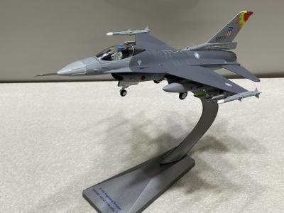 ​Mô hình máy bay Tiêm kích F-16A Fighting Falcon tỷ lệ 1:72