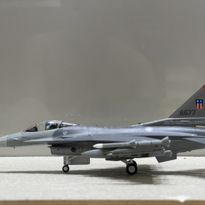 ​Mô hình máy bay Tiêm kích F-16A Fighting Falcon tỷ lệ 1:72
