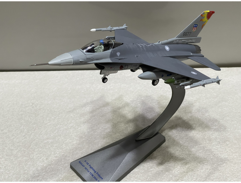 ​Mô hình máy bay Tiêm kích F-16A Fighting Falcon tỷ lệ 1:72