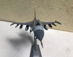 ​Mô hình máy bay Tiêm kích F-16C Fighting Falcon  tỷ lệ 1:72