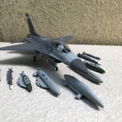 Mô hình máy bay Tiêm kích F-16C Fighting Falcon  tỷ lệ 1:72