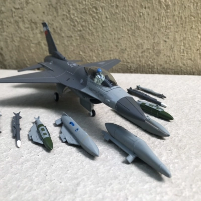 Mô hình máy bay Tiêm kích F-16C Fighting Falcon  tỷ lệ 1:72