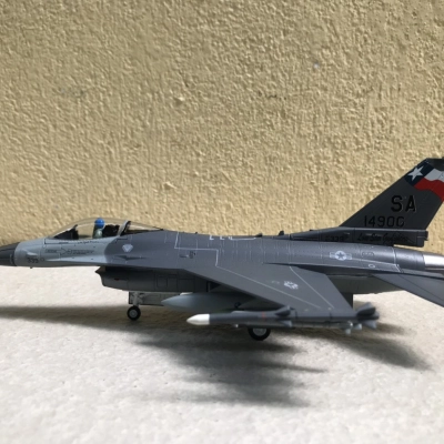 Mô hình máy bay Tiêm kích F-16C Fighting Falcon  tỷ lệ 1:72