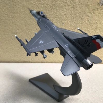 Mô hình máy bay Tiêm kích F-16C Fighting Falcon  tỷ lệ 1:72