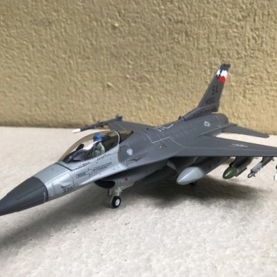 Mô hình máy bay Tiêm kích F-16C Fighting Falcon  tỷ lệ 1:72
