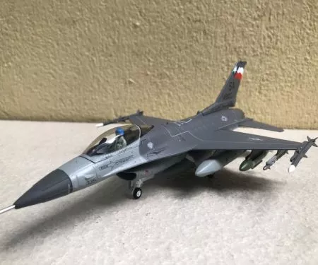 ​Mô hình máy bay Tiêm kích F-16C Fighting Falcon  tỷ lệ 1:72