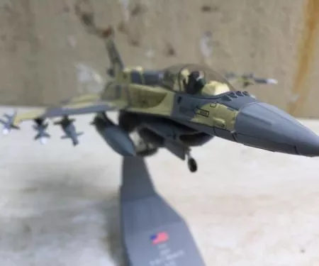 ​Mô hình Máy bay Tiêm kích F-16EF tỷ lệ 1:72