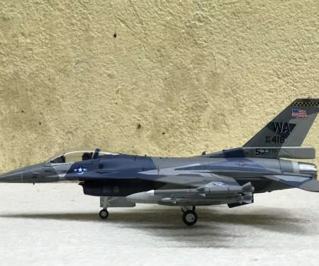 ​Mô hình máy bay Tiêm kích F16C/D tỷ lệ 1:72