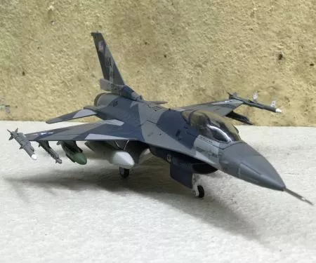 ​Mô hình máy bay Tiêm kích F16C/D tỷ lệ 1:72