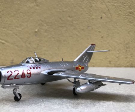 ​Mô hình máy bay Tiêm kích MIG-17 Việt Nam tỷ lệ 1:72