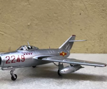 ​Mô hình máy bay Tiêm kích MIG-17 Việt Nam tỷ lệ 1:72