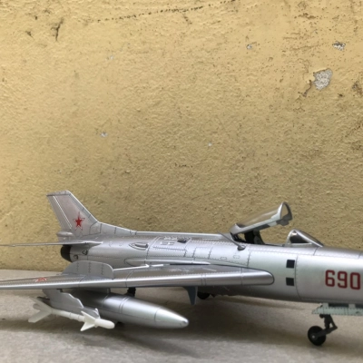 Mô hình Máy bay Tiêm kích Mig-19 tỷ lệ 1:48