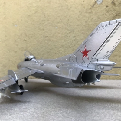 Mô hình Máy bay Tiêm kích Mig-19 tỷ lệ 1:48