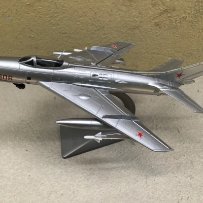 Mô hình Máy bay Tiêm kích Mig-19 tỷ lệ 1:48