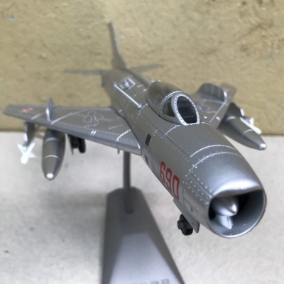 Mô hình Máy bay Tiêm kích Mig-19 tỷ lệ 1:48