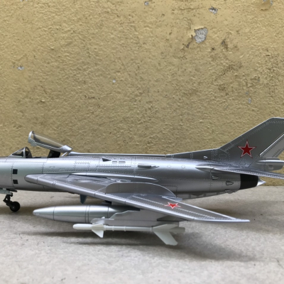 Mô hình Máy bay Tiêm kích Mig-19 tỷ lệ 1:48