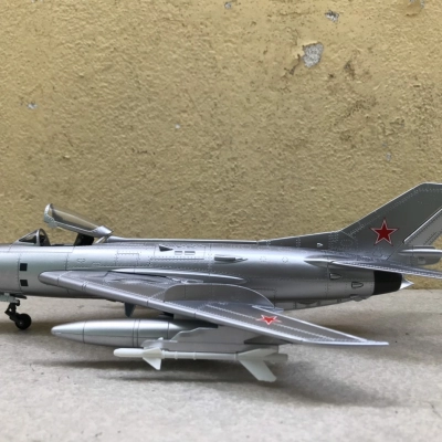 Mô hình Máy bay Tiêm kích Mig-19 tỷ lệ 1:48