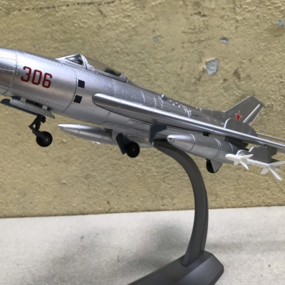 Mô hình Máy bay Tiêm kích Mig-19 tỷ lệ 1:48