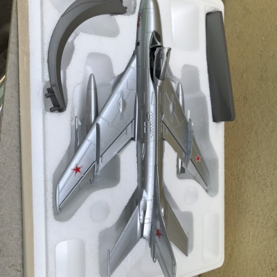 Mô hình Máy bay Tiêm kích Mig-19 tỷ lệ 1:48