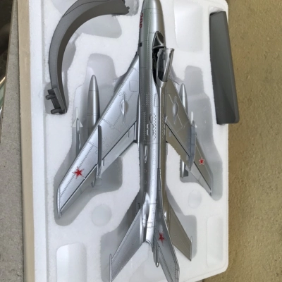 Mô hình Máy bay Tiêm kích Mig-19 tỷ lệ 1:48