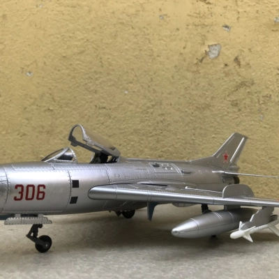 Mô hình Máy bay Tiêm kích Mig-19 tỷ lệ 1:48