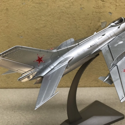 Mô hình Máy bay Tiêm kích Mig-19 tỷ lệ 1:48