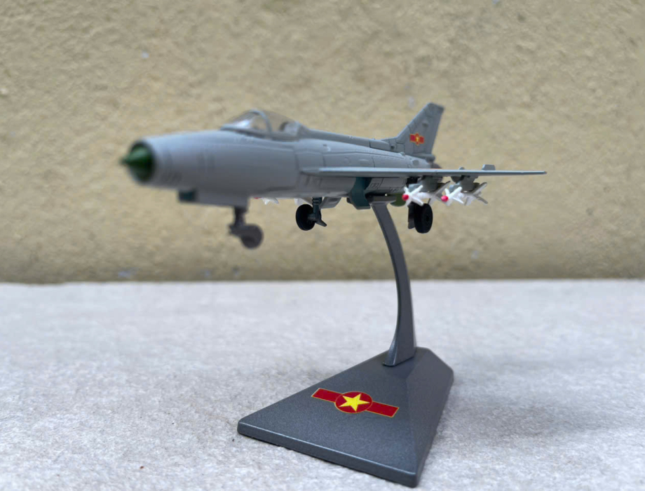 Mô hình Máy bay Tiêm kích Mig-21 Việt Nam tỷ lệ 1:100 Mô hình Máy bay Tiêm kích Mig-21 Việt Nam tỷ lệ 1:100