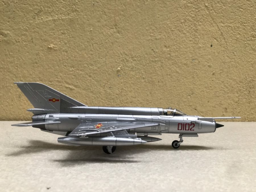 ​Mô hình máy bay Tiêm kích MIG-21 Việt Nam tỷ lệ 1:72