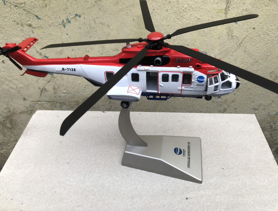 Mô hình máy bay Trực Thăng EC225 Super Puma tỷ lệ 1:48 Mô hình máy bay Trực Thăng EC225 Super Puma tỷ lệ 1:48