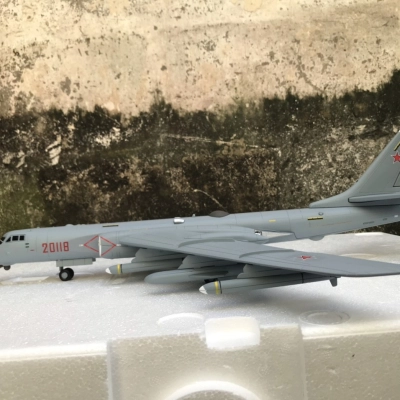 Mô hình Máy bay Tupolev TU-16K Badger-E  tỷ lệ 1:72