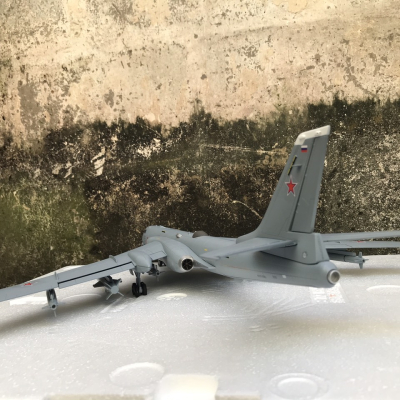 Mô hình Máy bay Tupolev TU-16K Badger-E  tỷ lệ 1:72