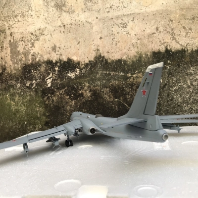 Mô hình Máy bay Tupolev TU-16K Badger-E  tỷ lệ 1:72