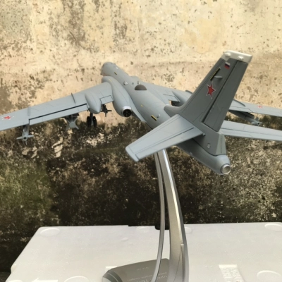 Mô hình Máy bay Tupolev TU-16K Badger-E  tỷ lệ 1:72