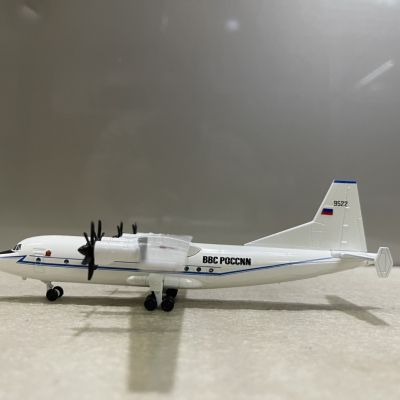 ​Mô hình Máy bay vận tải AN-12 Nga tỷ lệ 1:200