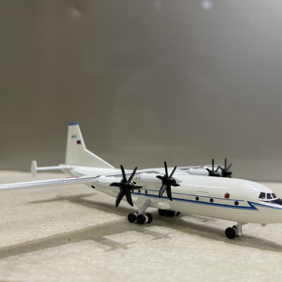 ​Mô hình Máy bay vận tải AN-12 Nga tỷ lệ 1:200
