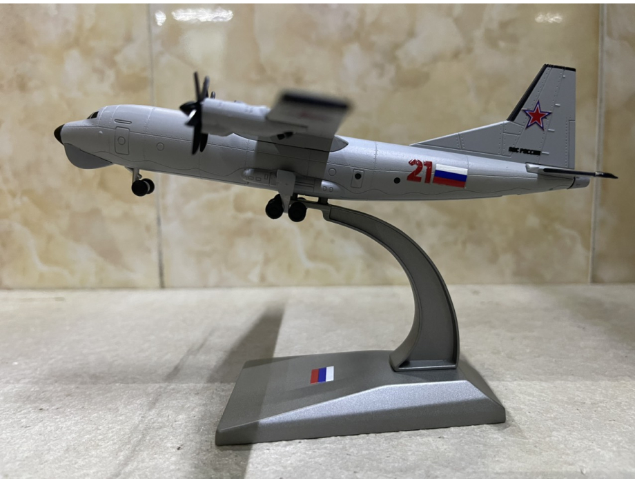 ​Mô hình Máy bay vận tải AN-12 Nga tỷ lệ 1:200
