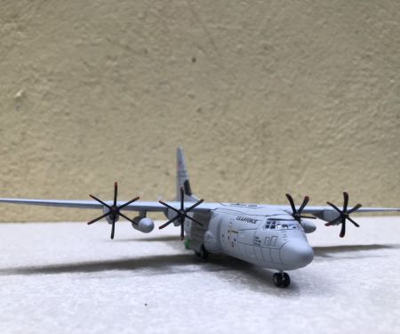 ​Mô hình máy bay vận tải C-130J tỷ lệ 1:200