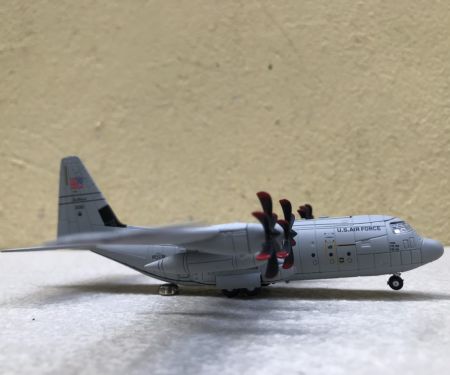 ​Mô hình máy bay vận tải C-130J tỷ lệ 1:200