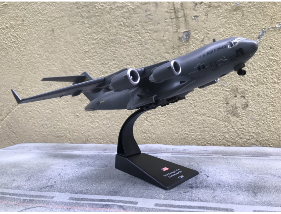 Mô hình Máy bay vận tải C-17 U.S AIR FORCE (có Hộp nhựa trong) tỷ lệ 1:200 Mô hình Máy bay vận tải C-17 U.S AIR FORCE (có Hộp nhựa trong) tỷ lệ 1:200