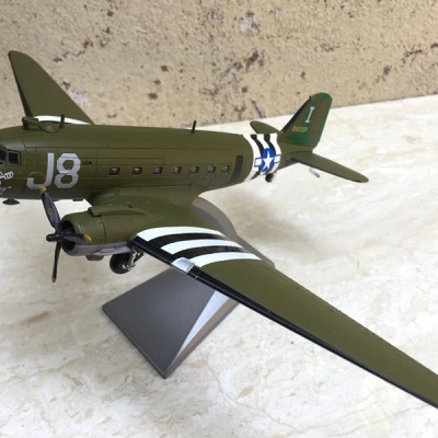 Mô hình máy bay Vận tải C-47 tỷ lệ 1:100