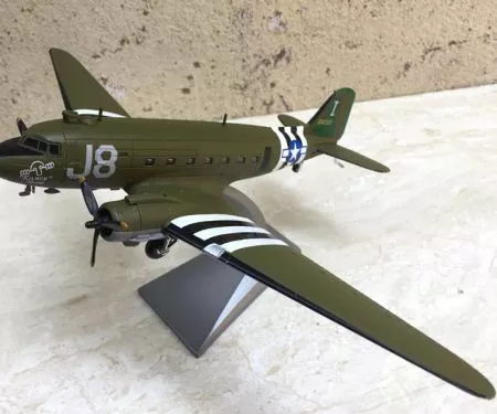 ​Mô hình máy bay Vận tải C-47 tỷ lệ 1:100