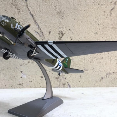 Mô hình máy bay Vận tải C-47 tỷ lệ 1:100
