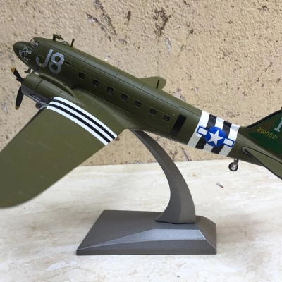 Mô hình máy bay Vận tải C-47 tỷ lệ 1:100