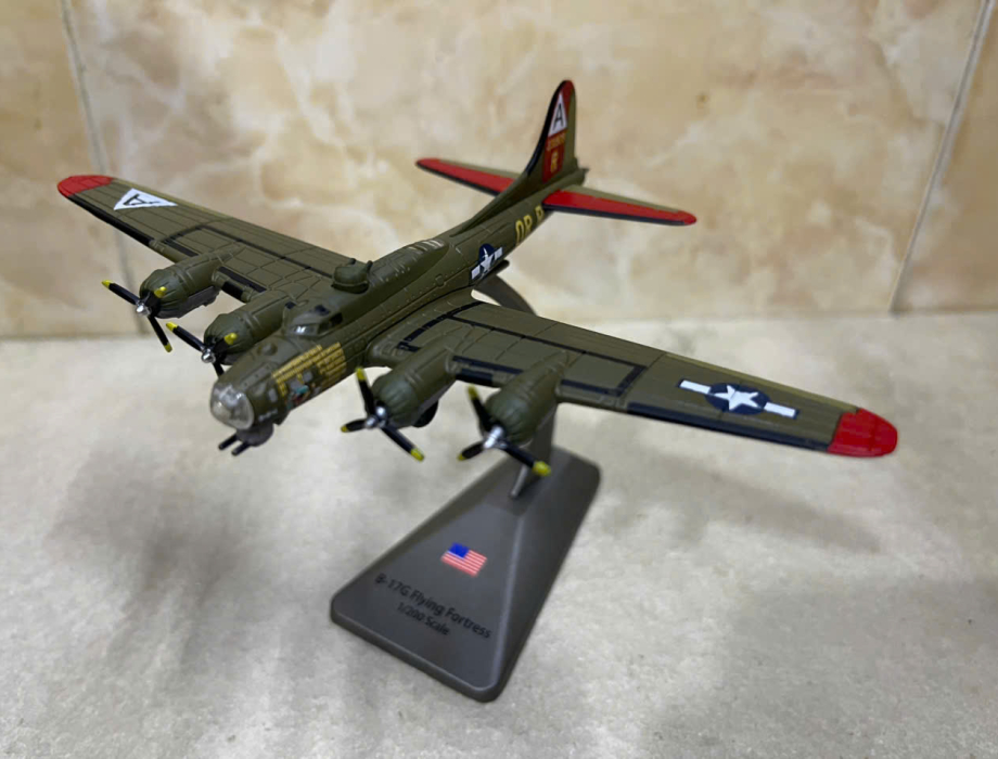Mô hình Pháo Đài bay Boeing B-17 Flying Fortress Tỷ lệ 1:200 Mô hình Pháo Đài bay Boeing B-17 Flying Fortress Tỷ lệ 1:200