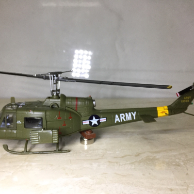 Mô hình tĩnh Máy bay Trực Thăng  UH-1B Hugh 1:72