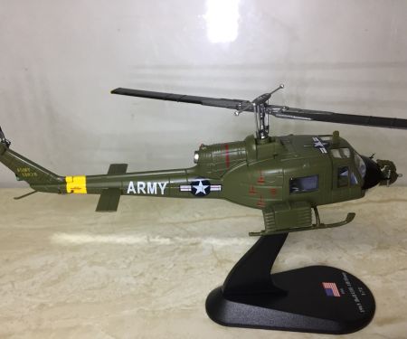 Mô Hình tĩnh Máy bay Trực Thăng  UH-1B Hugh 1:72